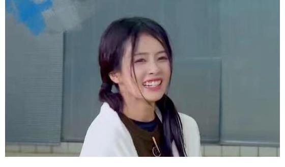 《奔跑吧》：白鹿整蛊队友遭吐槽，秦霄贤3次落水，网友：没必要