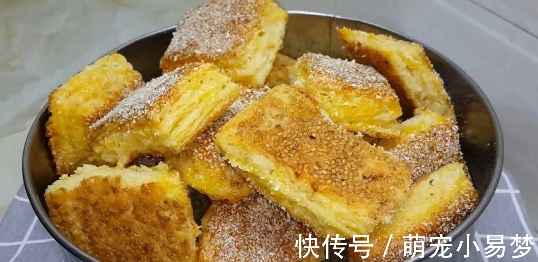面粉这样做才好吃,撒2把芝麻,外皮焦脆又香甜,比面包烧饼好吃