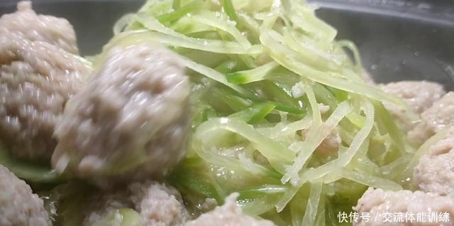 简单的家常菜《萝卜丸子汤》丸子好吃,汤鲜味美的秘密