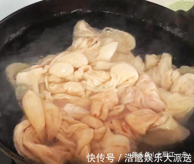 清洗大肠，有人加盐有人用碱大厨都不对，难怪大肠洗不净