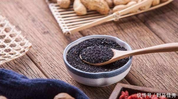 三只鸡|女性“月经量”太少常吃4种“碱性”食物,补充雌激素,更健康