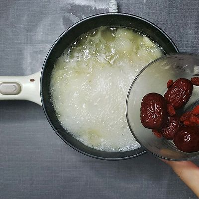  银耳莲子雪梨羹