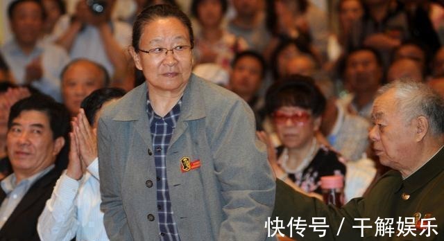 沁园春·雪@实拍江青女儿李纳书法,颇具父亲风范,字迹遍布全国,今78坐轮椅