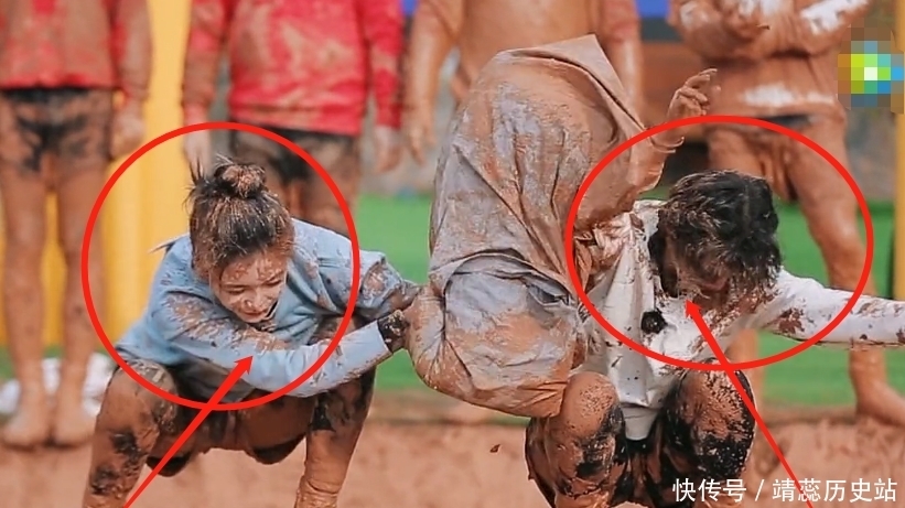 枕头 宋雨琦节目拿枕头砸baby的脸,baby强忍笑意,生图却暴露真实颜值