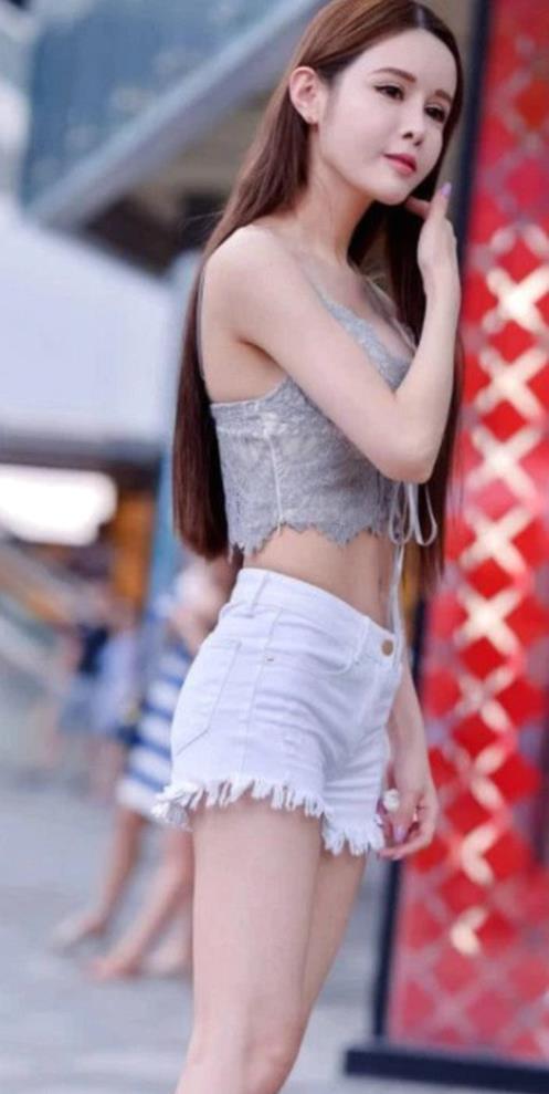 连衣裙|路人街拍，清新柔美的连衣裙，清爽自然又落落大方