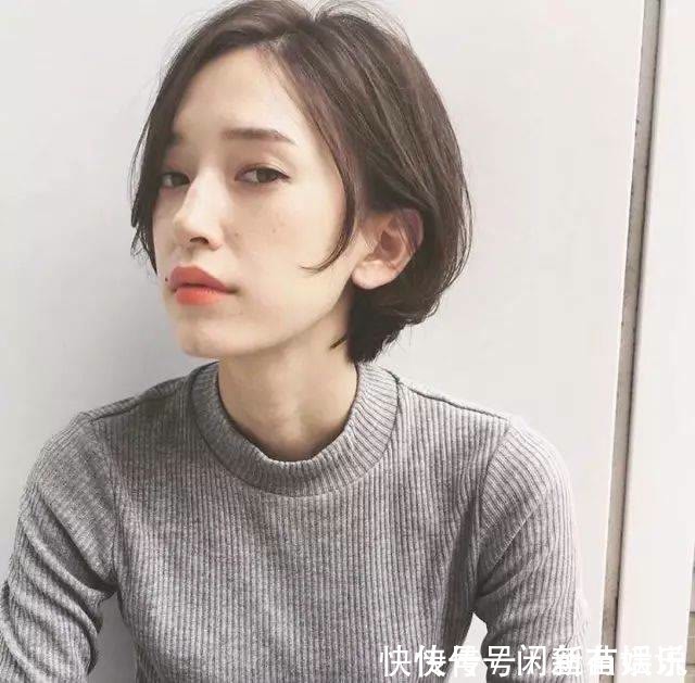 斜刘海 女人到50岁想要有气质，这4种发型尽量避开，容易显老还有大妈感