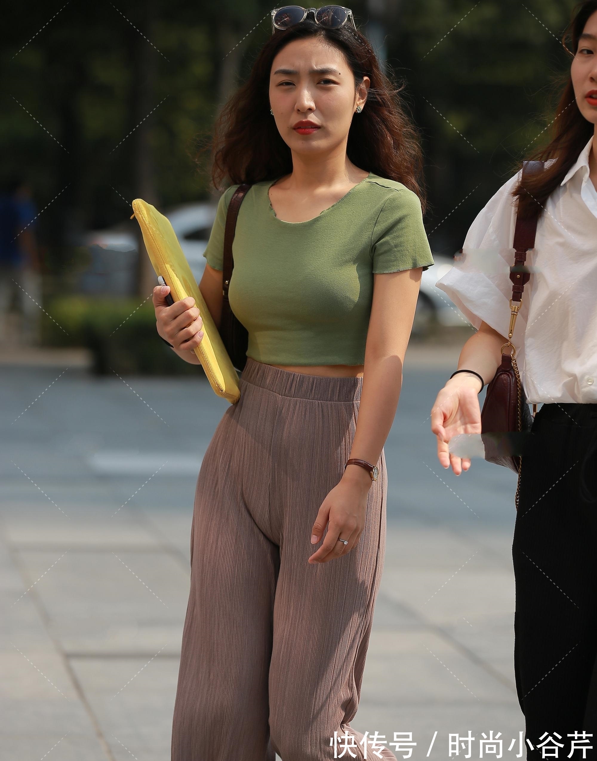 版型|浅咖色阔腿裤搭配抹茶绿短T恤,性感大气,成熟显气场
