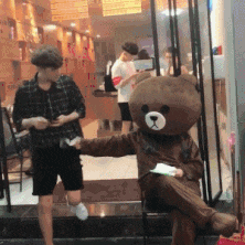 |搞笑GIF:妹子你这美我们真不懂,还以为是椎间盘突出呢