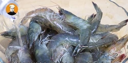 大虾只用清水洗等于吃垃圾,教你几个小技巧,脏东西全跑光