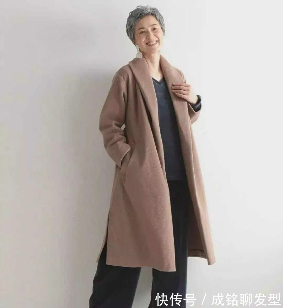 长大衣 满头白发不影响美丽,七八十岁奶奶精致的穿搭,时髦大气又显年轻