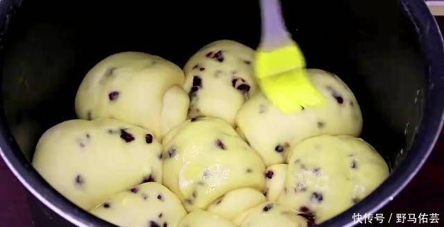 1斤面粉6个鸡蛋,不煎不炸,教你懒人面包做法,出锅简直不要太香