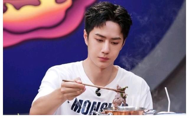 隔板|王一博不愧是生活小能手！用脚轻松开椰子，隔板看字好眼神