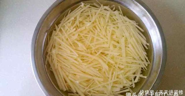 土豆饼最简单的做法,10分钟做好,金黄酥脆,解决了全家人的早餐