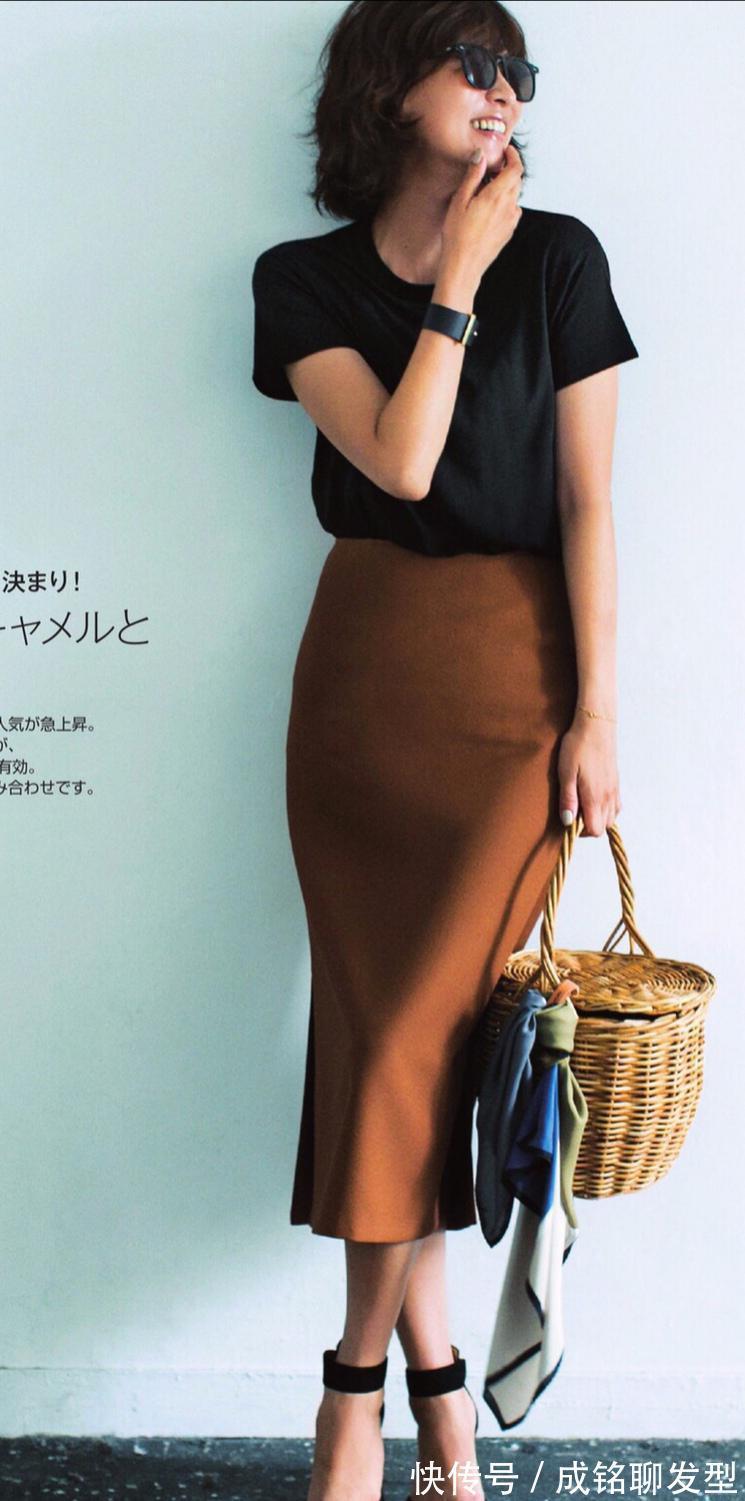减龄|40岁女人怎么穿时尚减龄？十种黑色T恤的搭配方法，时髦又显瘦