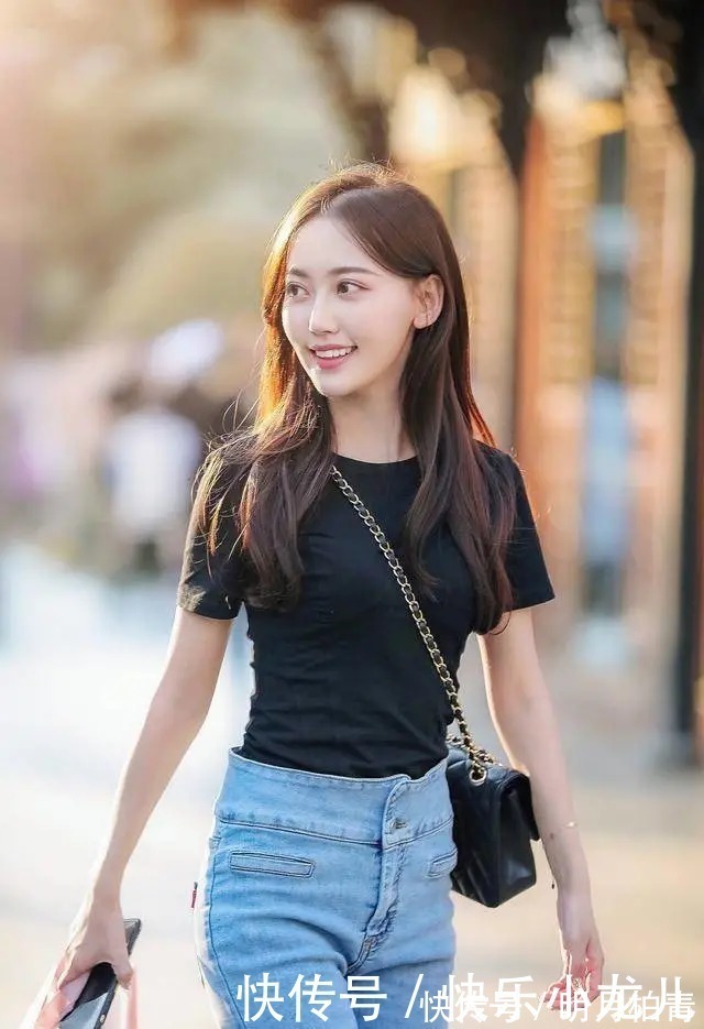 气质 一副冷淡的模样，整体给人一种距离感，不是人人能穿出来的气质美