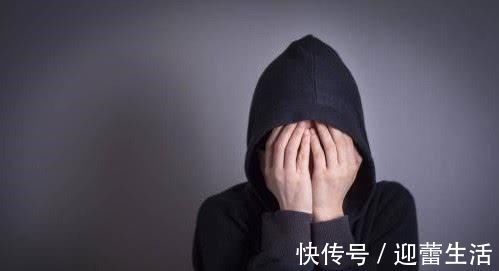 长期失眠|长期失眠，5大危害会“如约而至”，吃好4物，助你沾床就睡