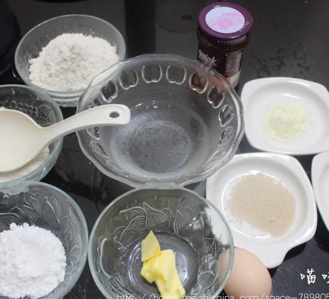  填料|草莓酱毛毛虫，柔软可口的草莓酱毛毛虫面包，超级好吃