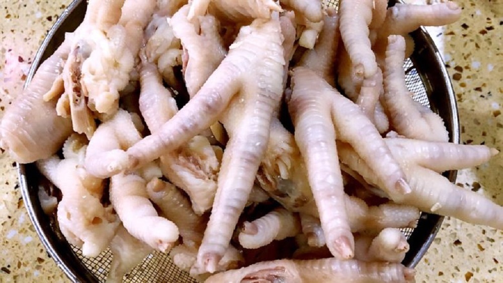 鸡爪去骨原来这么简单,一根牙签就搞定了,做无骨凤爪更入味