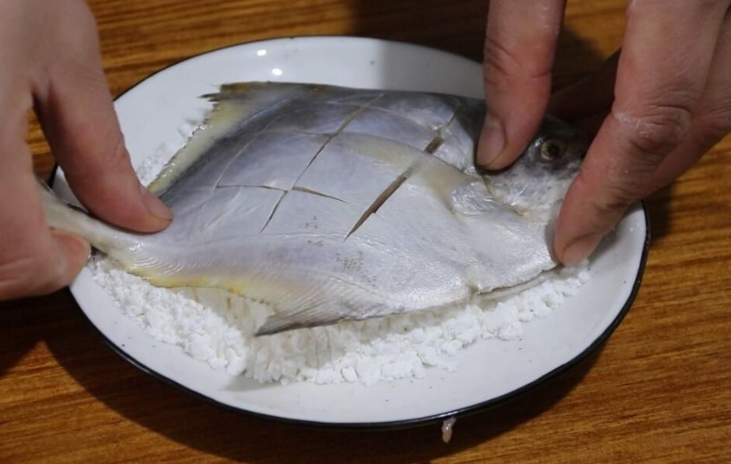 煎鱼,记住3点窍门,鱼皮不粘锅,鱼肉不散,完好无损做菜卖相好