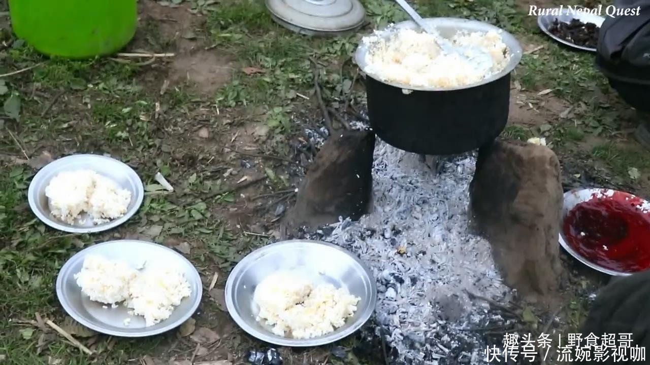 中国小伙在尼泊尔花8000卢比买下一头羊,请当地老人吃羊肉
