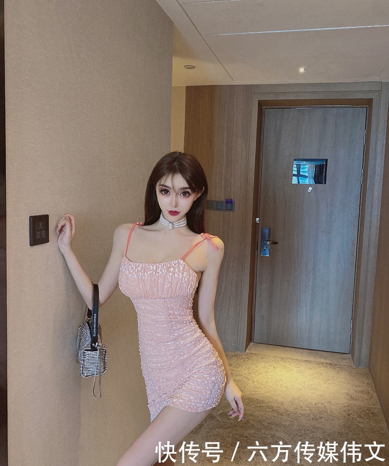 妩媚有女人味的连衣裙,彰显女性的优雅妩媚气息