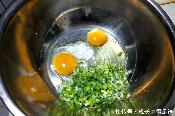 炸蘑菇,不要挂糊直接下锅,多加这一步,色泽金黄,口感香酥脆