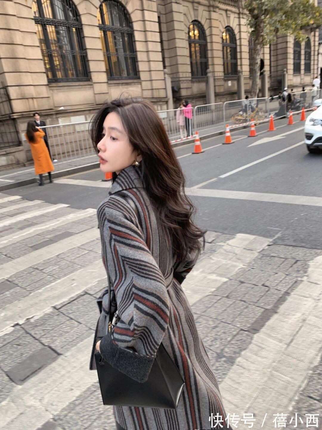 围巾|今年穿“大衣”才最in,内搭毛衣时髦优雅、下搭牛仔裤高级洋气