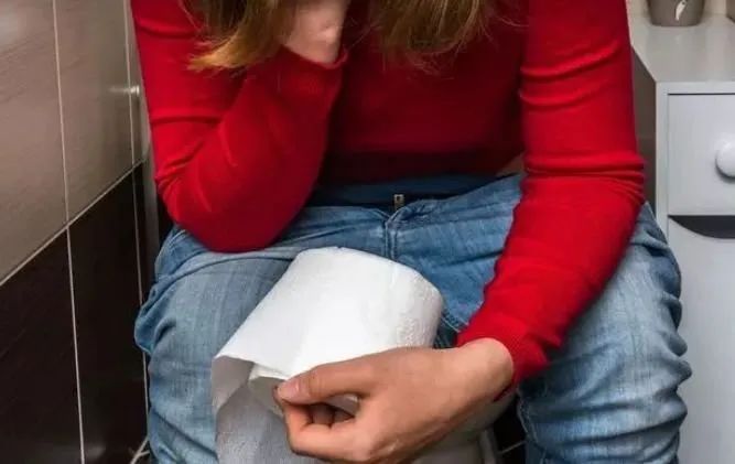 腸癌|28歲女子，腸道內長滿腫瘤，疼痛難忍，父母含淚，放棄治療