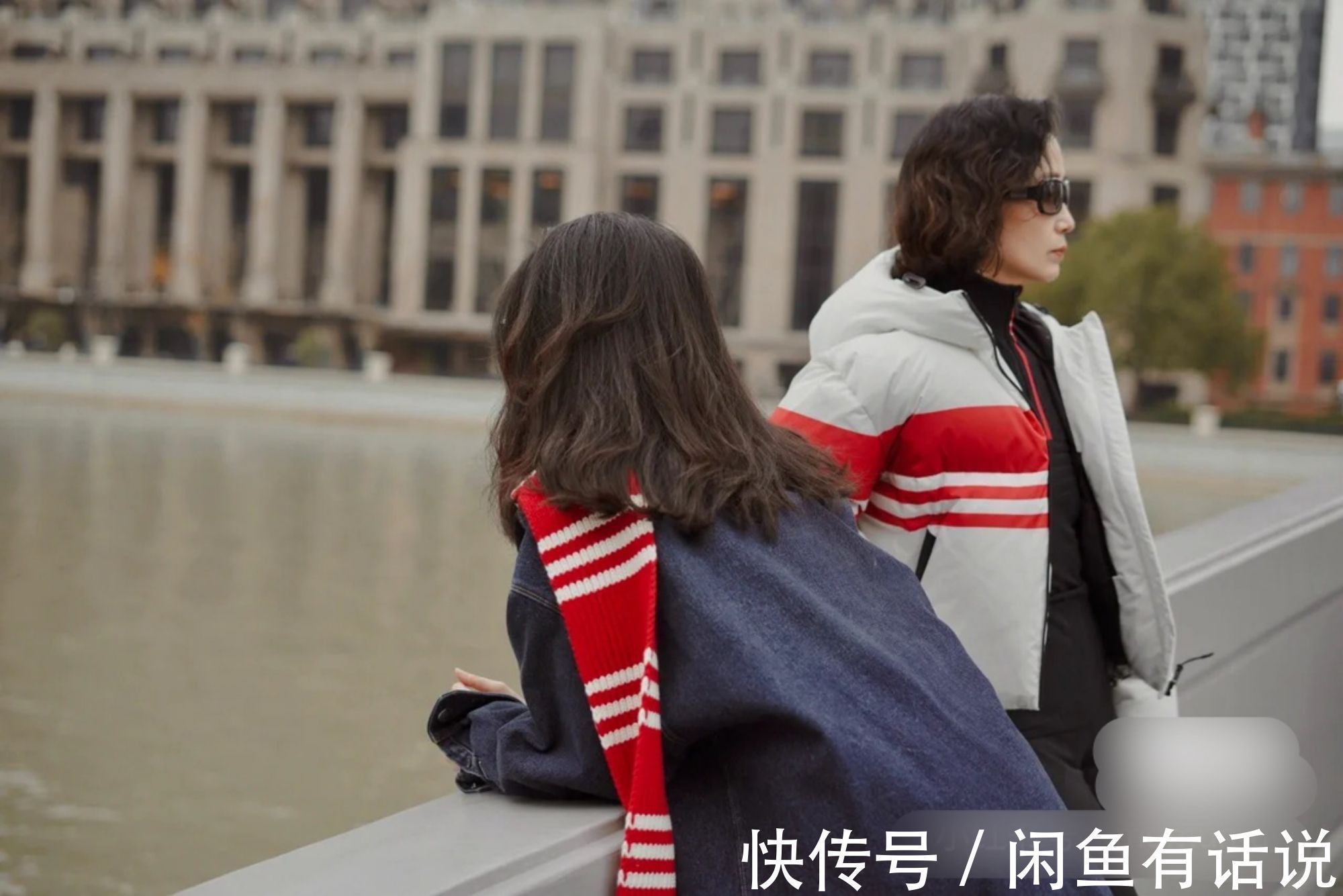 羽绒服|三木妈妈终于不穿大衣,穿“蓬蓬服”配小脚裤,还烫卷发好显年轻