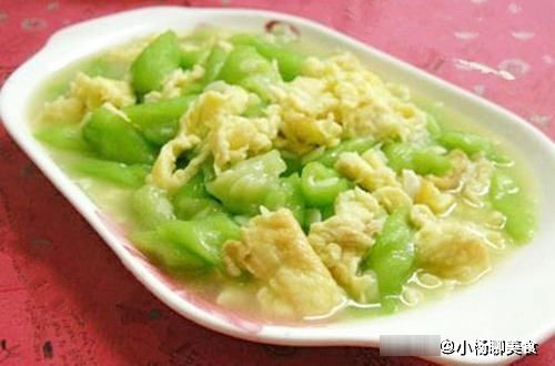 丝瓜|炒丝瓜，有人用盐腌，有人加醋泡，都不对！这才是正确做法，真香