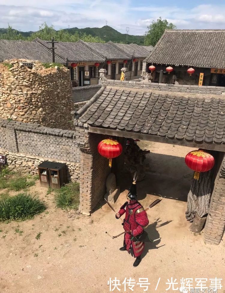 满洲的铠甲为何外边看不到甲片?