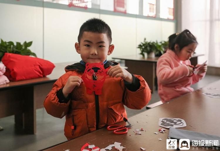 传统技艺|非遗传情冬奥会，巧手制作“冰墩墩”！烟台市青少年宫用传统技艺实现“一户一墩”