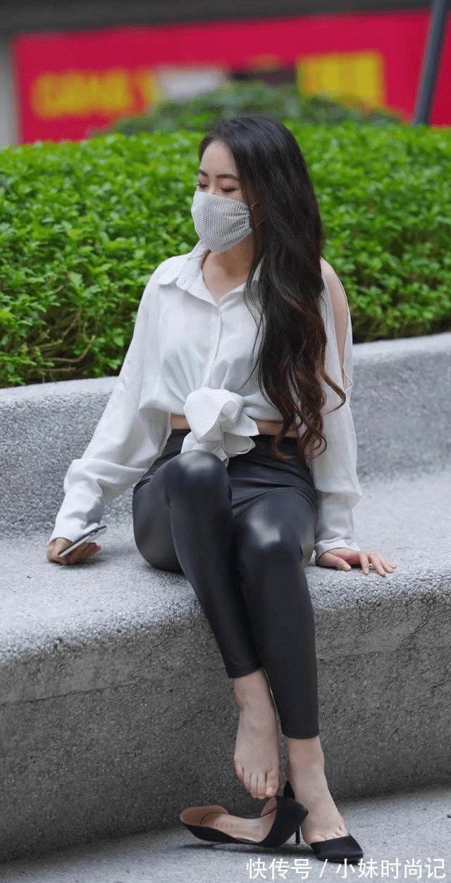 雪纺衫 街拍:白色雪纺衫搭配皮裤,舒适的同时轻松穿出好身姿