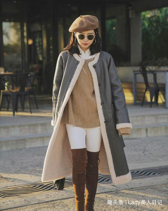 羊剪绒 42岁女人冬天穿衣不能太随意,大衣牛仔裤阔腿裤羊羔绒,好显气质