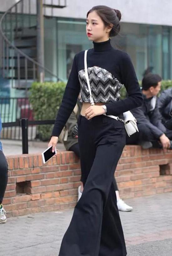 街拍：成熟性感的小姐姐，身材丰腴妩媚动人，尽显十足魅力