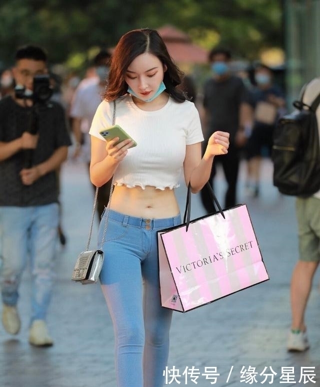 都市时尚女性穿搭，简单的短T恤加牛仔，照样魅力十足