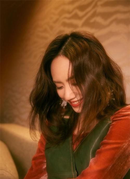 减龄|女人50岁后,别再剪短发了!今年流行这些发型,时髦减龄又气质