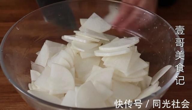 白萝卜怎么做最好吃,大厨教你,加1碗花生米,开胃下饭又解馋