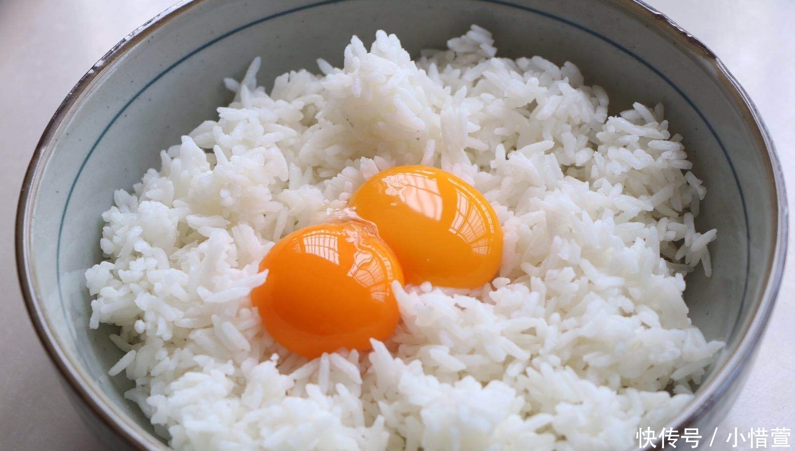 大米别炒饭了,加2个蛋黄拌一拌,好看更好吃,外面买不到哦!