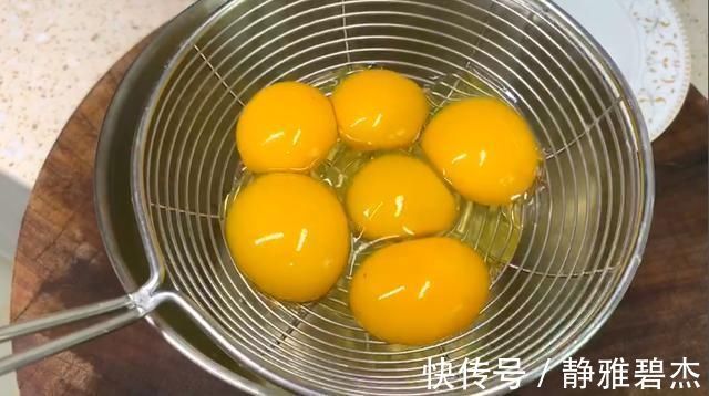 家里有鸡蛋和面粉,就能做蛋糕,不用烤箱,做法简单,比买的好吃