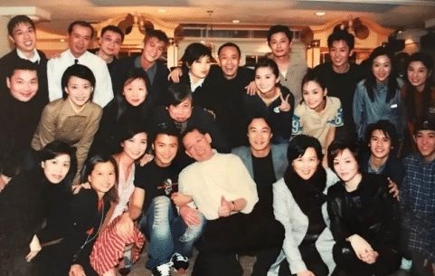 香港女星晒18年前英皇艺人合照 阿娇陈冠希谢霆锋同框 令人唏嘘 快资讯 香港女星晒18年前英皇艺人合照 阿娇陈冠希谢霆锋同框 令人唏嘘 快资讯