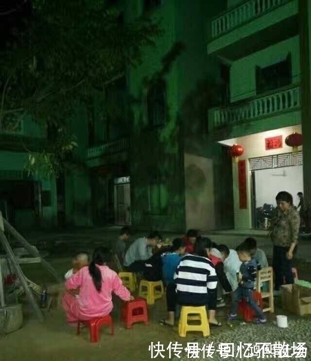 气派|小伙斥资50万在农村盖四层别墅,超大庭院,大门太气派了