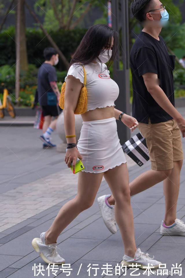 微胖 微胖的美女，一身裙装套，美的自信又有魅力