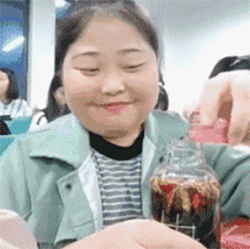 |搞笑GIF:姑娘你矜持点,你的演绎浮夸得让我害怕,哈哈哈