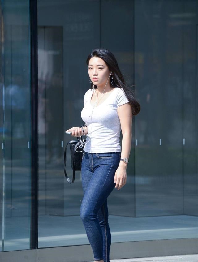 微胖 微胖身材怎么搭配,紧身牛仔裤和坡跟鞋组合,让你更具有魅力