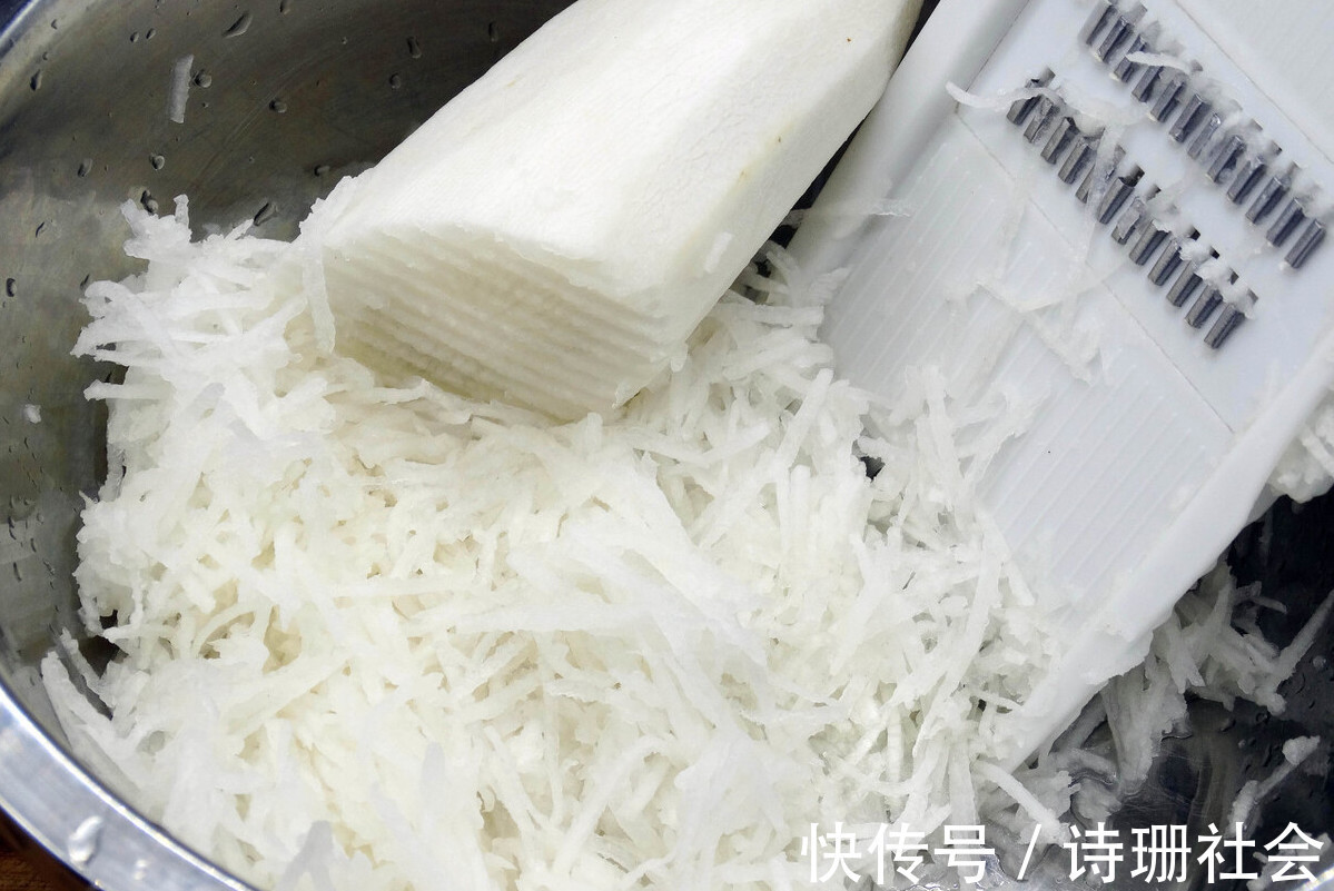 炸丸子|炸萝卜丸子,别再放面粉了,多加这2味料,金黄酥脆,凉了也不硬