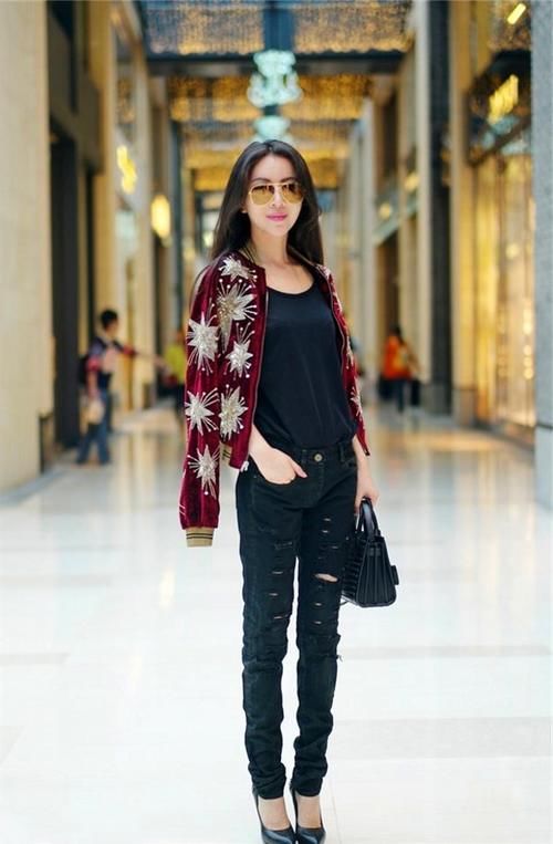 短靴加上高跟的设计，显得腿部显细显长