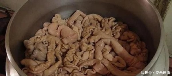 洗猪大肠,不加盐不加醋只需3样,大肠更干净,而且还没腥臭味