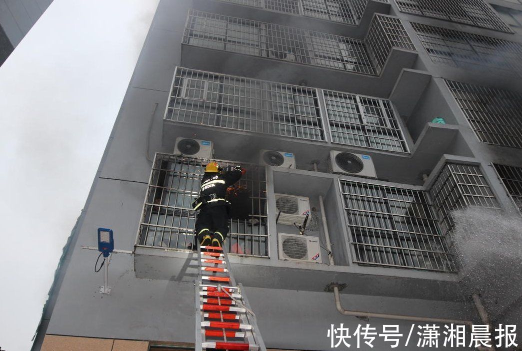 王海芳|凤凰一民房内烘烤衣物引发火灾，消防员架梯破窗救人