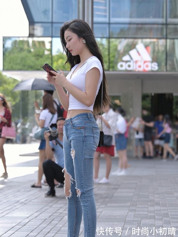 时尚|白T恤搭配牛仔裤,时尚养眼,美女的男友有福气!